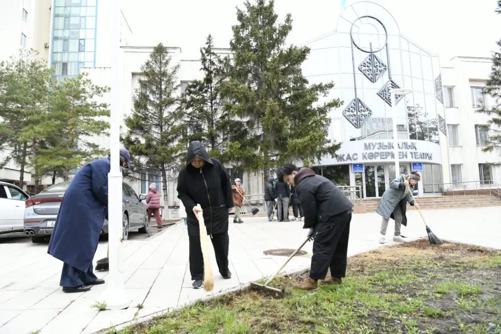 «Таза Қазақстан – наш общий дом»: деятели искусств Астаны провели субботник (2)
