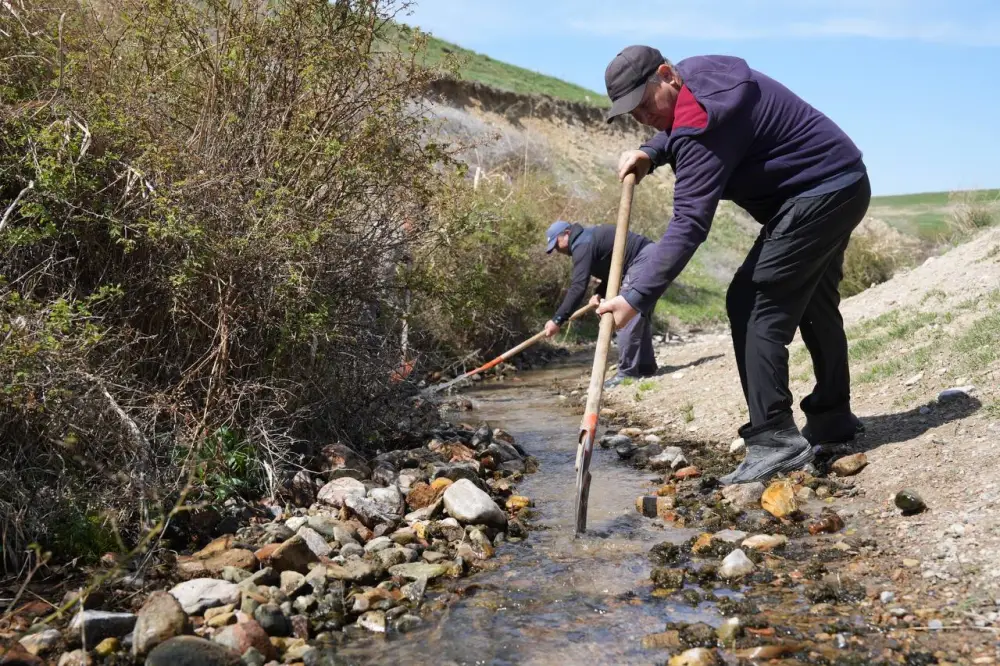 В Алатау прошла акция по очистке родника с участием местной молодежи Астане