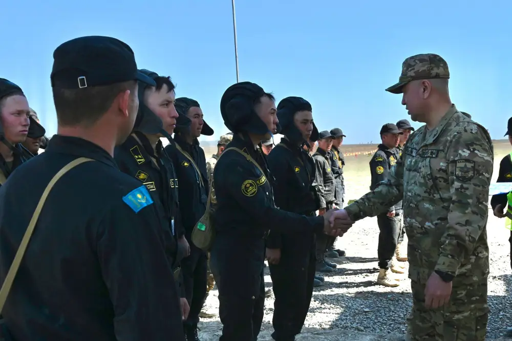 Участие главкома Сухопутных войск в стрельбах на полигоне подчеркивает важность практической подготовки военных кадров Астане