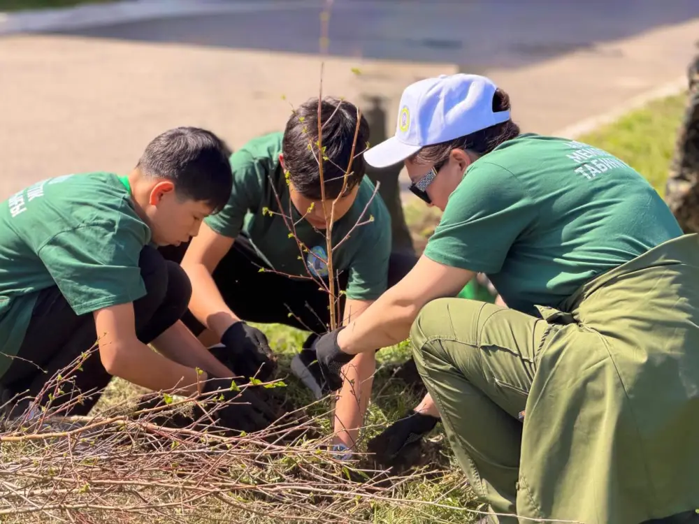 Школьники участвуют в экологической акции по высадке деревьев в Алматинском заповеднике Астане