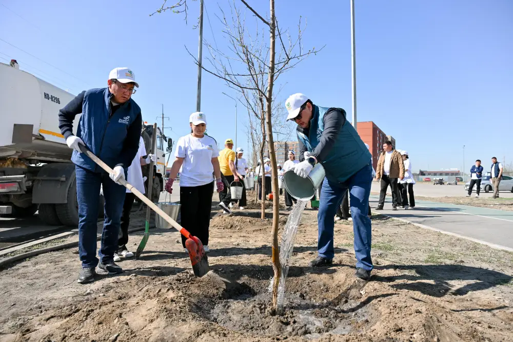 Аким области принял участие в акции по посадке деревьев в Семее (4)