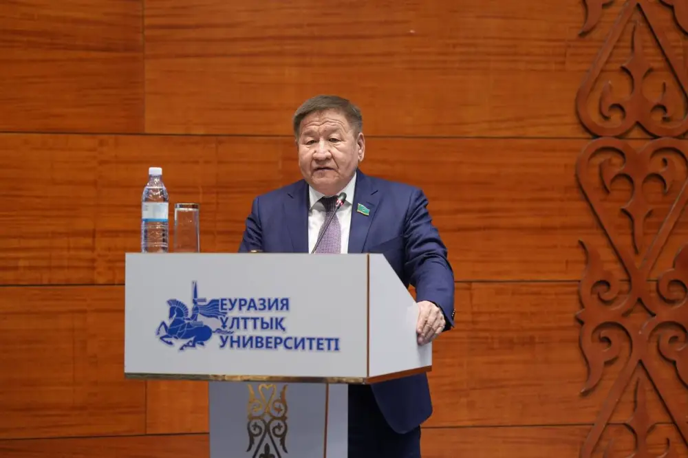 Студенты вузов со всего Казахстана приняли участие в экологическом часе «Экономь воду – сохраняй будущее!» (6)