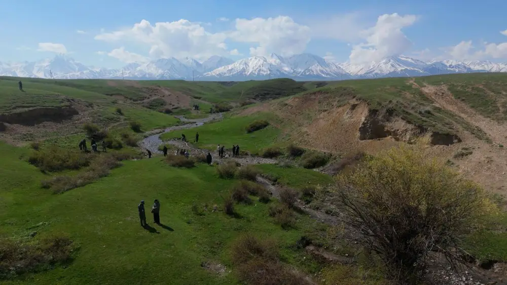Аксакалы села Алатау организовали и провели очистку родника с участием местной молодежи в рамках экологической акции «Мөлдір бұлақ» (5)