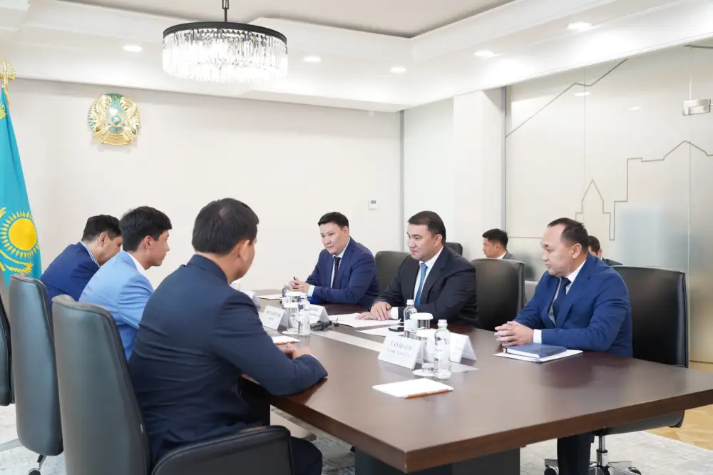 АКИМ ТУРКЕСТАНСКОЙ ОБЛАСТИ ВСТРЕТИЛСЯ С ТАЛАНТЛИВЫМ ТЕННИСИСТОМ ЗАНГАРОМ НУРЛАНУЛЫ (4)