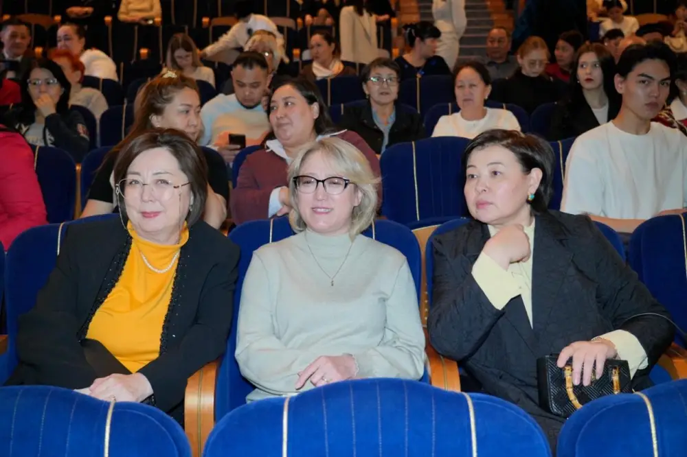 В Астане впервые выступил Восточно-Казахстанский театр драмы и оперетты (3)