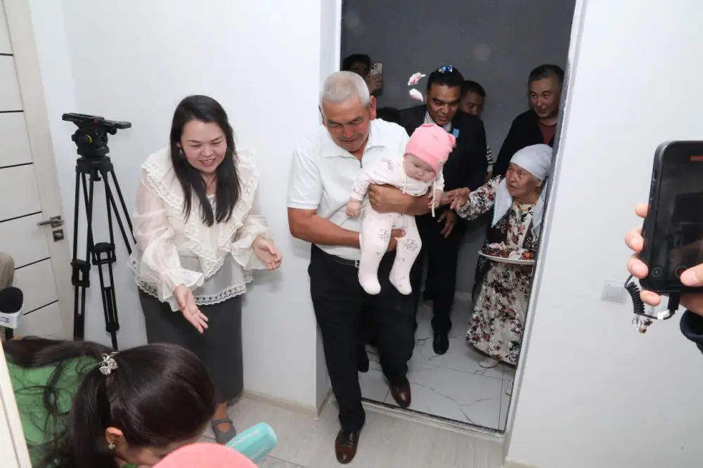 Президент Казахстана вручил квартиры молодым ученым в рамках государственной поддержки науки Астане