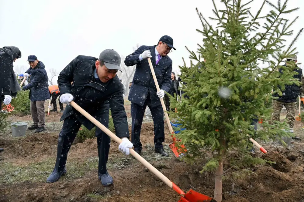 Представители фонда «Самрук-Казына» приняли участие в акции по посадке деревьев в Семее (7)