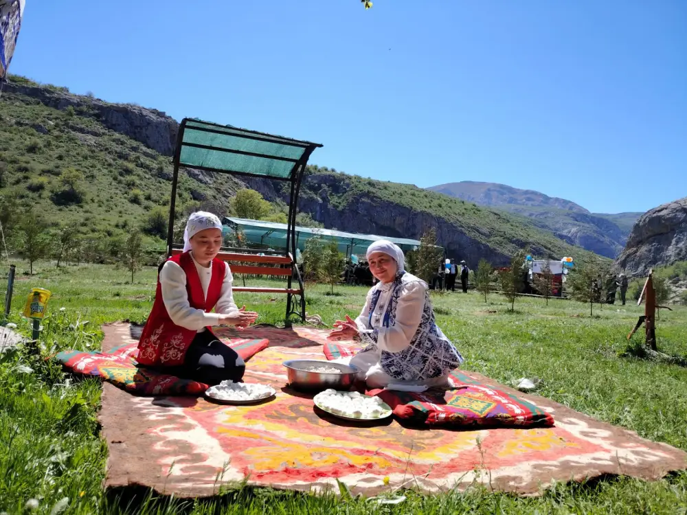 В ТУРКЕСТАНСКОЙ ОБЛАСТИ ПРОШЛА ЭКОЛОГИЧЕСКАЯ АКЦИЯ ПО ЗАЩИТЕ ТЮЛЬПАНОВ (6)