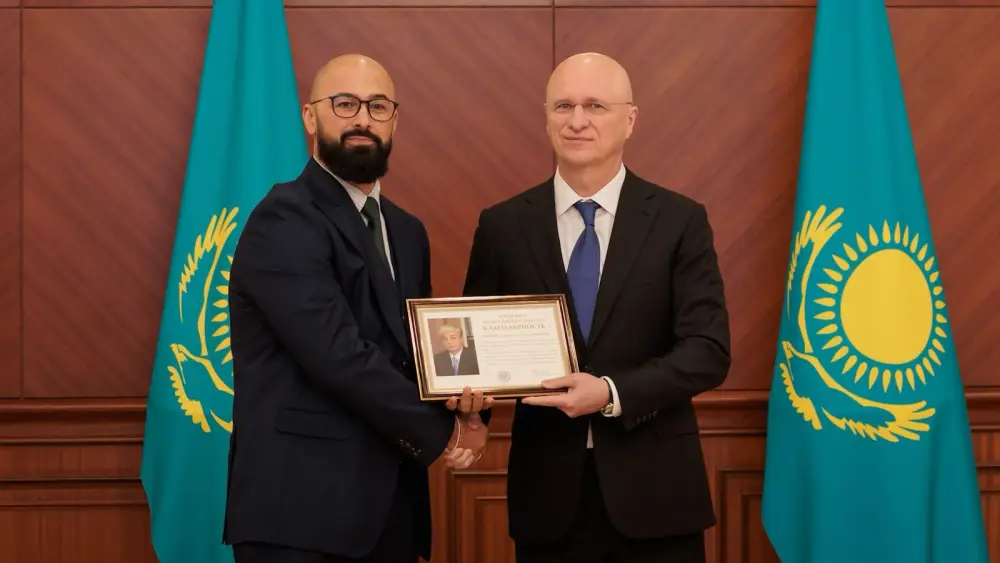 Первый заместитель Премьер-министра Роман Скляр вручил награды от имени Президента Казахстана сотрудникам государственных органов и представителям авиационной отрасли, принявших участие в эвакуации казахстанцев из стран Ближнего Востока (8)