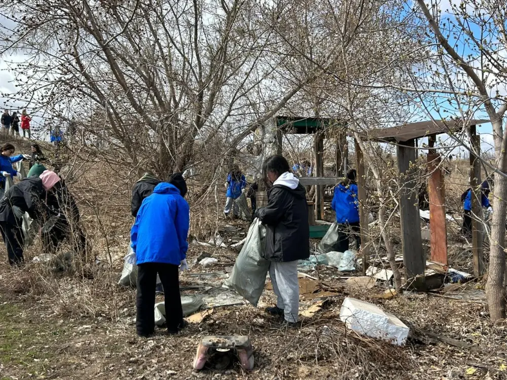 Уборка на набережной Есиля: молодежь столицы способствует формированию новой экологической культуры Астане