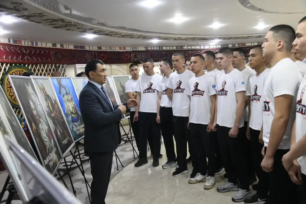 Группу молодых жителей столицы торжественно проводили на службу в рядах СГО (6)