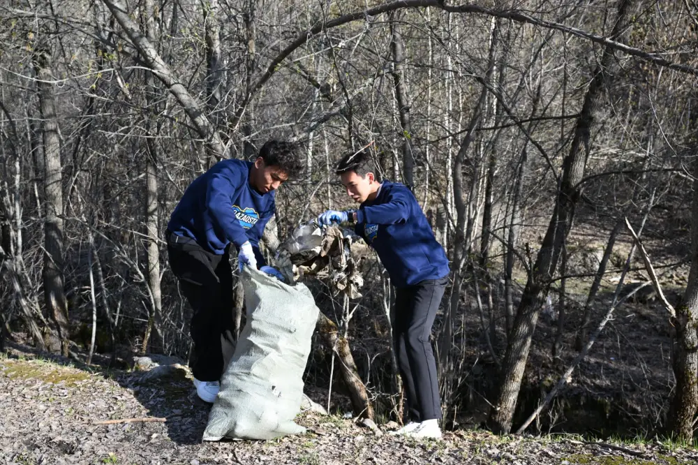 Весенний ветер перемен: волонтёры Жетісу очищают землю от мусора в рамках акции «Eco Spring Action» Астане