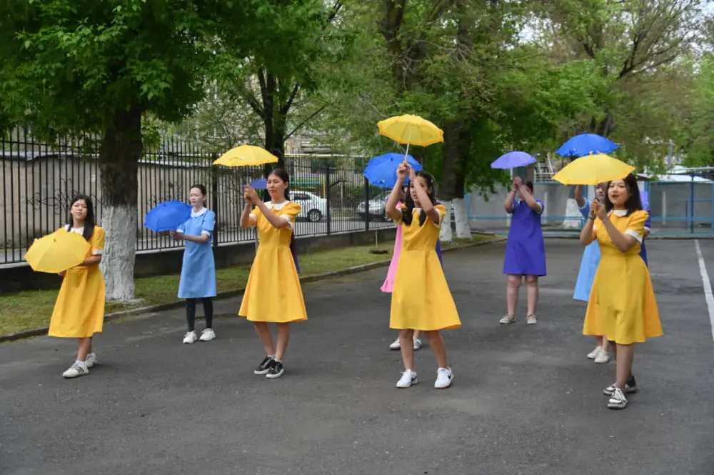 Экологическое мероприятие в Шымкенте: студенты информируют о вреде пластика Астане