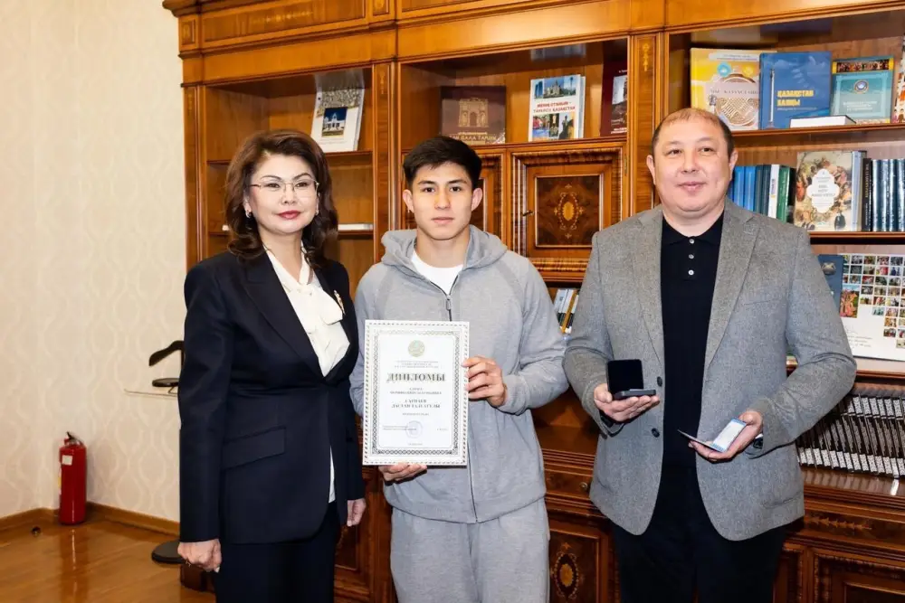 Вручение государственной молодежной премии «Дарын» Дастану Сатпаеву: вдохновение для будущих поколений футболистов Астане