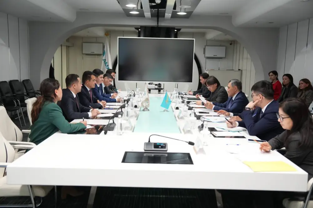 Образовательные программы по водосбережению и проект по борьбе с засолением почв обсудил министр водных ресурсов и ирригации с участниками Регионального экологического саммита (5)