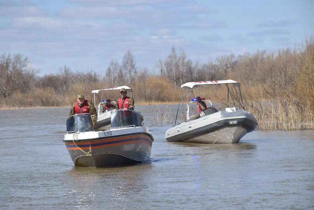 Спасатели МЧС проверили готовность плавсредств на реке Есиль (8)