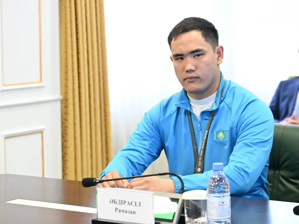 Поддержка спортсменов с ограниченными возможностями: Бейбит Исабаев вручил ключи от квартиры призеру Сурдлимпийских игр Рамазану Абдрасилу Астане