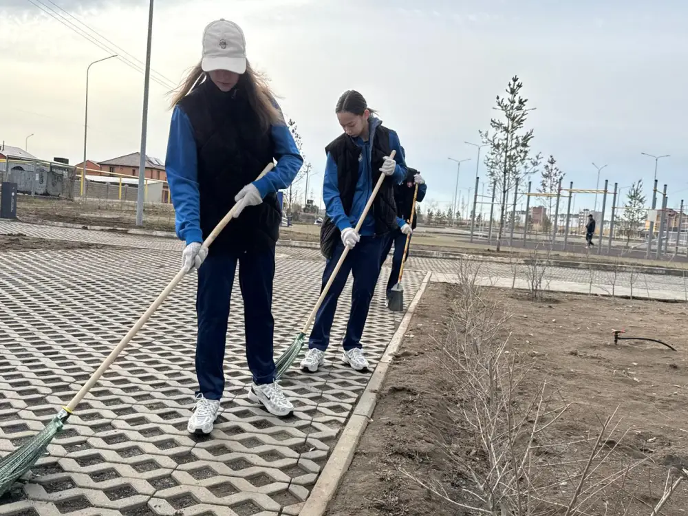 Гимнастки убирают город: экология в их руках! Астане