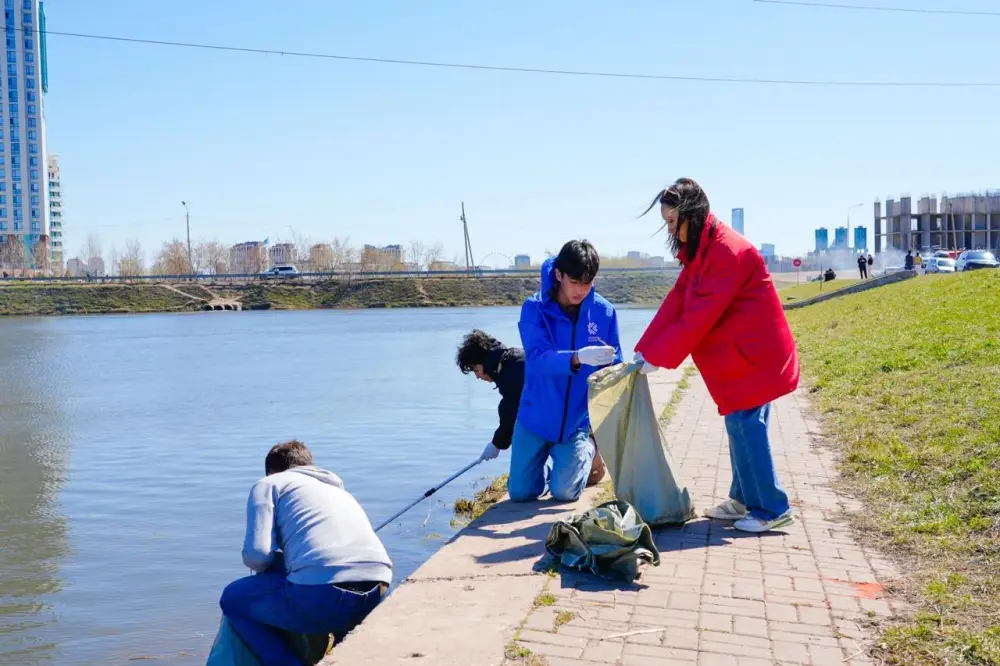 Около 200 волонтеров и жителей столицы вышли на уборку набережной Есиля (5)