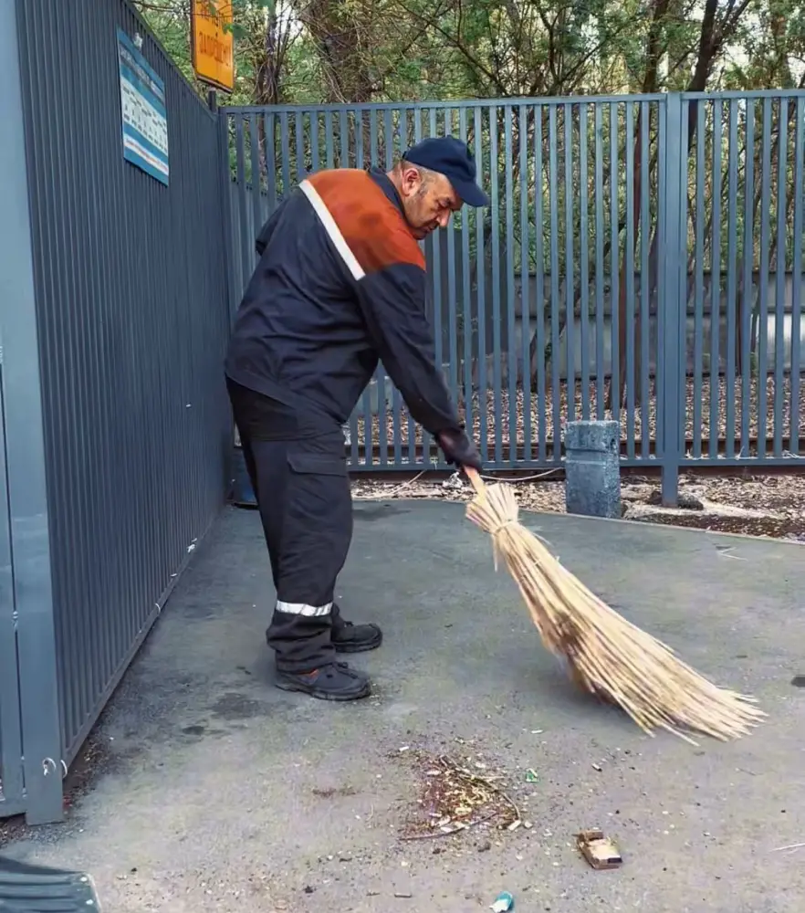 Работники предприятий участвуют в весенней уборке и озеленении Алматы (4)