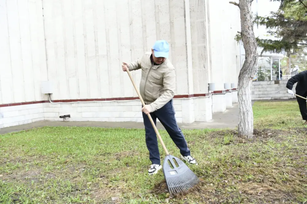 «Таза Қазақстан – наш общий дом»: деятели искусств Астаны провели субботник (7)