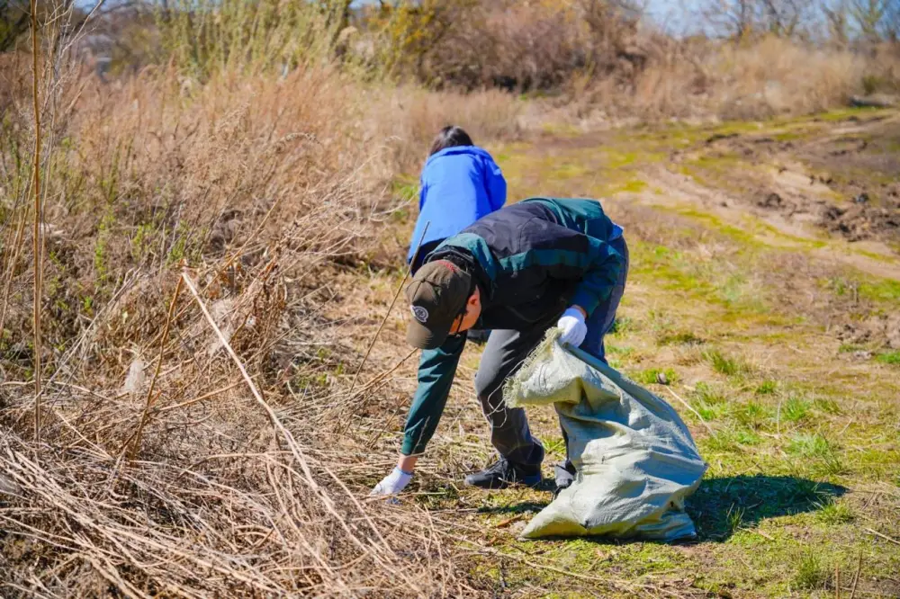 Около 200 волонтеров и жителей столицы вышли на уборку набережной Есиля (2)