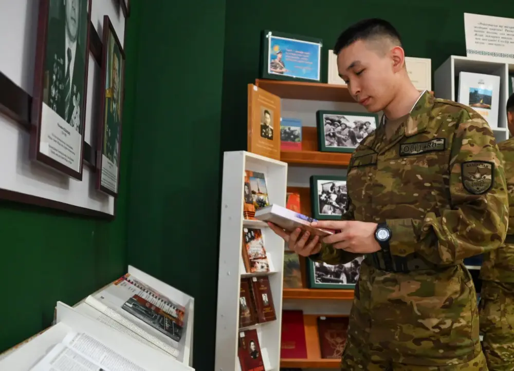 Чтение как армейская доблесть: Казахстанские солдаты обязаны читать не менее пяти книг за службу Астане