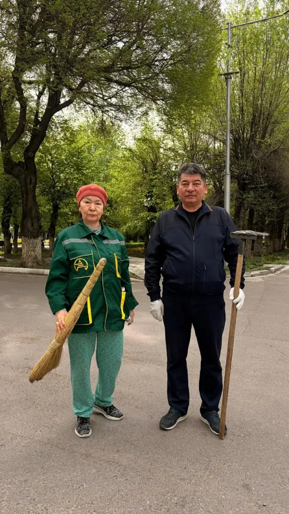 Работники предприятий участвуют в весенней уборке и озеленении Алматы (2)