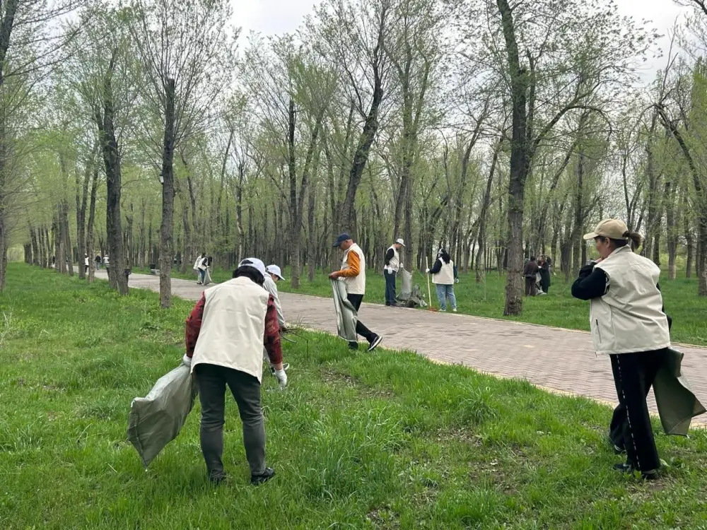 Свыше 2 тыс. жителей приняли участие в субботнике в Турксибском районе Алматы (3)