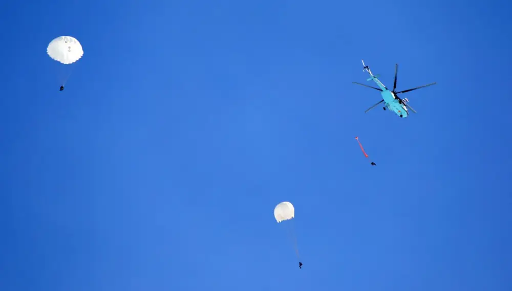 30 курсантов Военного института Сухопутных войск впервые выполнили ночные прыжки с парашютом (5)