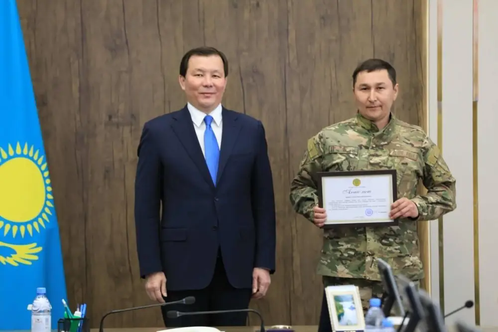 Актюбинские спасатели награждены за героизм при ликвидации пожара (9)