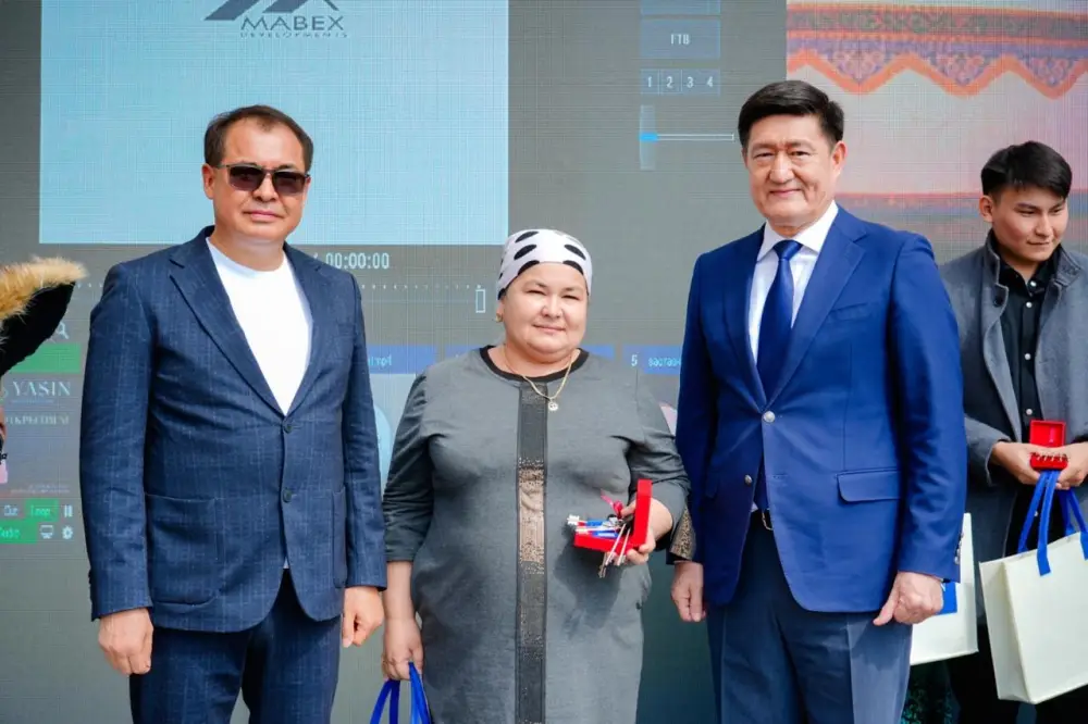 Семьи из Астаны отмечают получение ключей от квартир в жилом комплексе Yasin после длительных ожиданий Астане