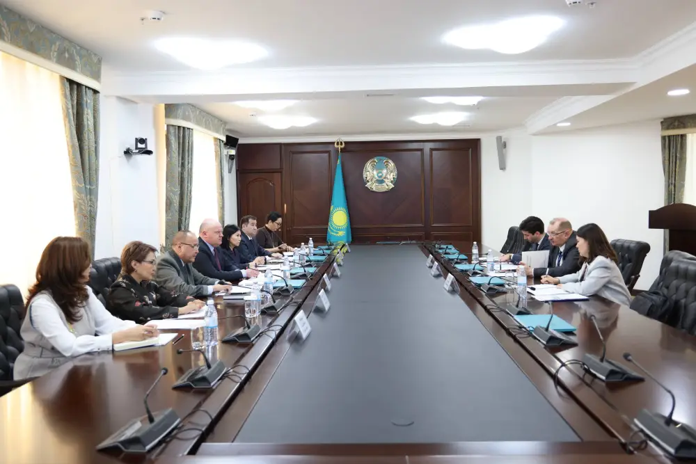 В Высшем Судебном Совете Республики Казахстан состоялась встреча Председателя Совета Дмитрия Малахова с Главой Офиса программ ОБСЕ в Астане Алексеем Роговым (2)