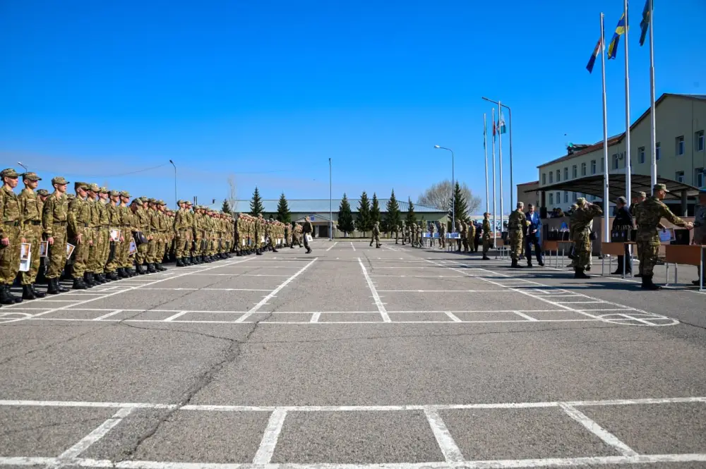 Астана: 140 военнослужащих прощаются с Боевым знаменем Астане