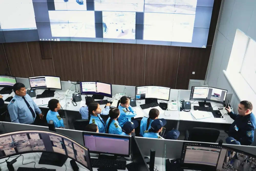 Школьники полицейских классов трёх районов ВКО побывали на экскурсии в Департаменте полиции (9)