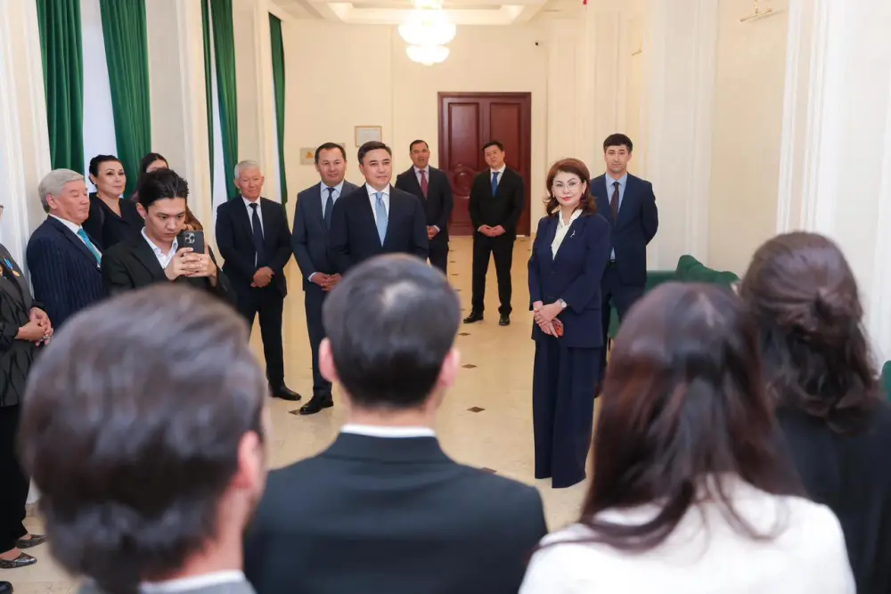 Аида Балаева ознакомилась с работой театра «Жастар» в Шымкенте (5)