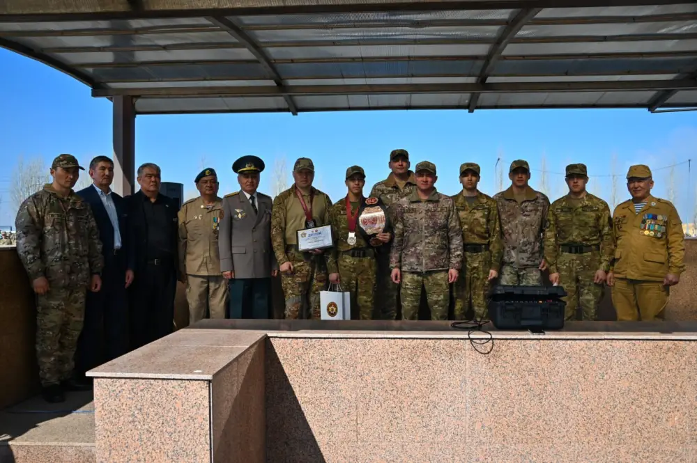 В Астане 140 военнослужащих простились с Боевым знаменем, 20 из них продолжат службу по контракту (5)