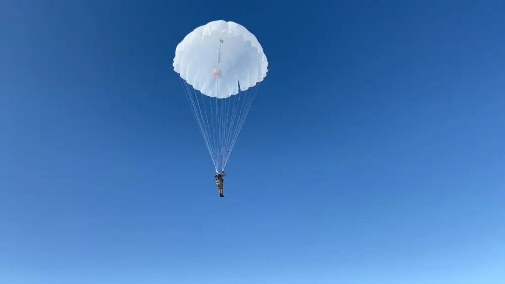 30 курсантов Военного института Сухопутных войск впервые выполнили ночные прыжки с парашютом (7)
