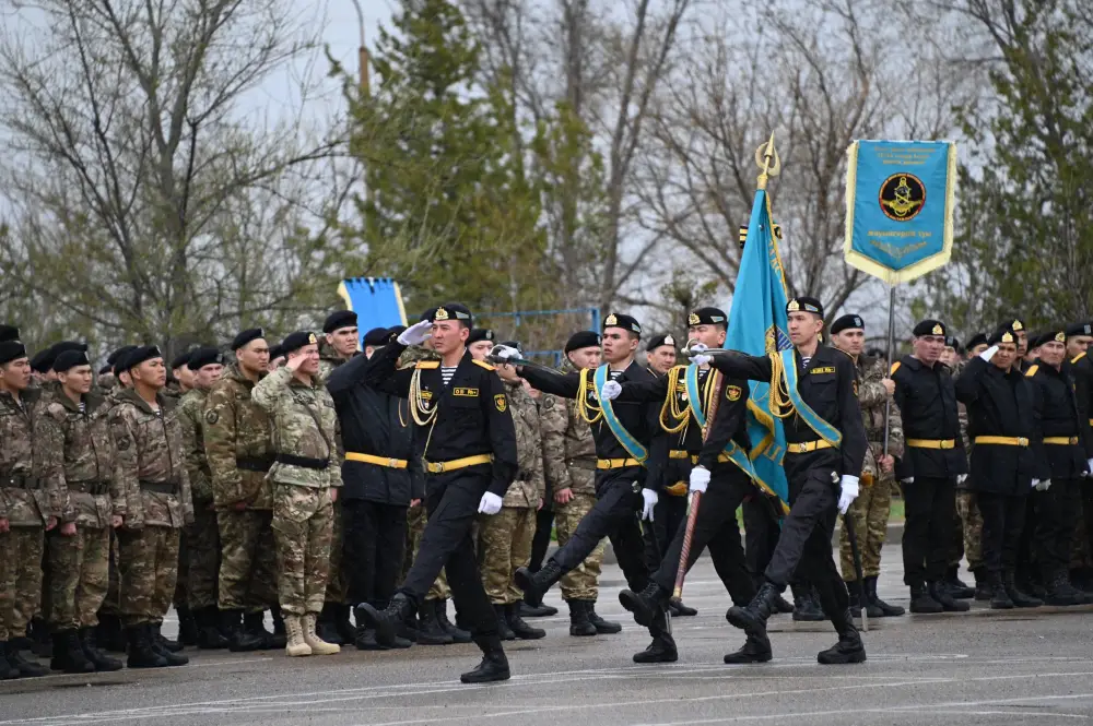 Свыше 600 морских пехотинцев завершили срочную службу в Актау, часть из них остается служить по контракту (2)