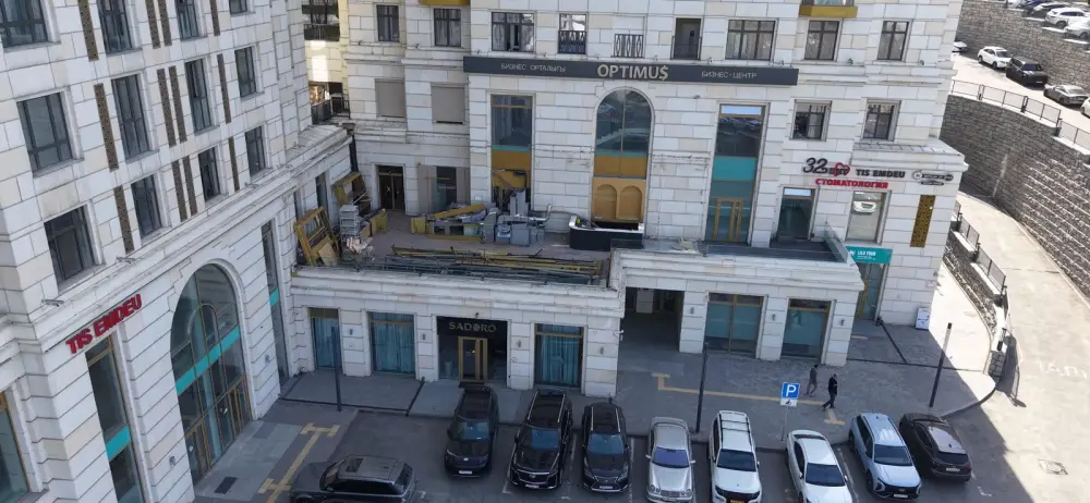 В Алматы завершился демонтаж незаконной террасы ресторана на пр. Сейфуллина по решению суда Астане