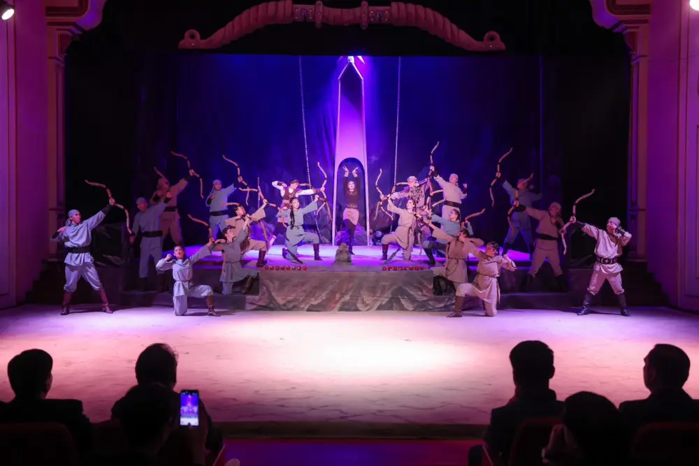 Аида Балаева ознакомилась с работой театра «Жастар» в Шымкенте (2)