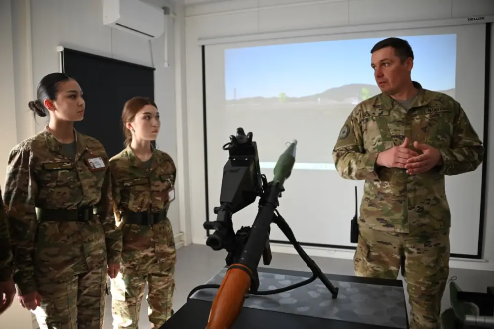 Студенты военной кафедры Казахстана осваивают практические навыки в области военного учета Астане