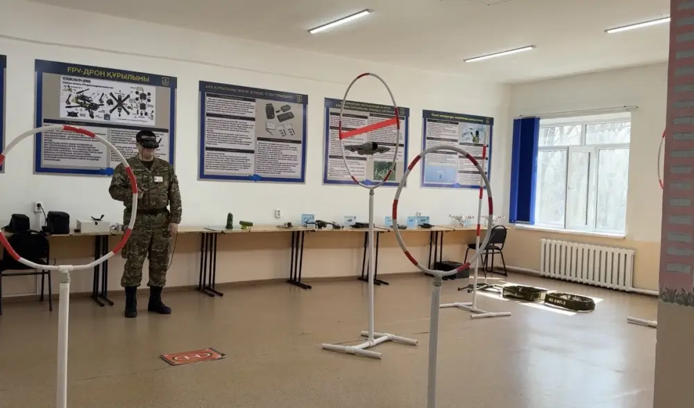 В Карагандинском вузе готовят операторов БПЛА: на военной кафедре открыто новое направление подготовки (6)