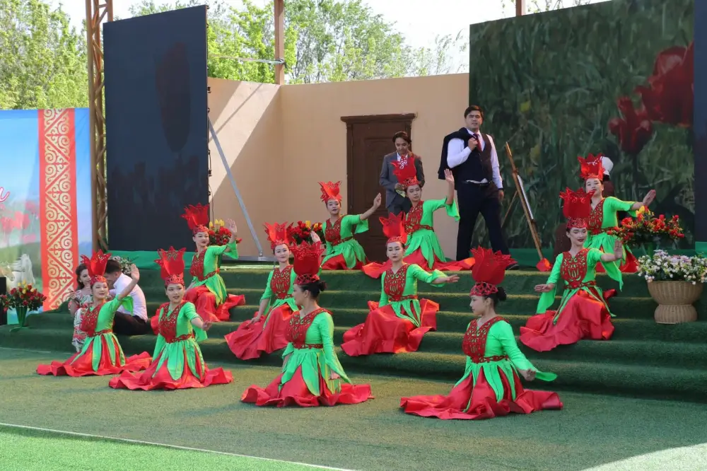 В ТЮЛЬКУБАСЕ ПОДВЕЛИ ИТОГИ ФЕСТИВАЛЯ «ШУБАЙКЫЗЫЛ АЛАУЫ-2026» (2)