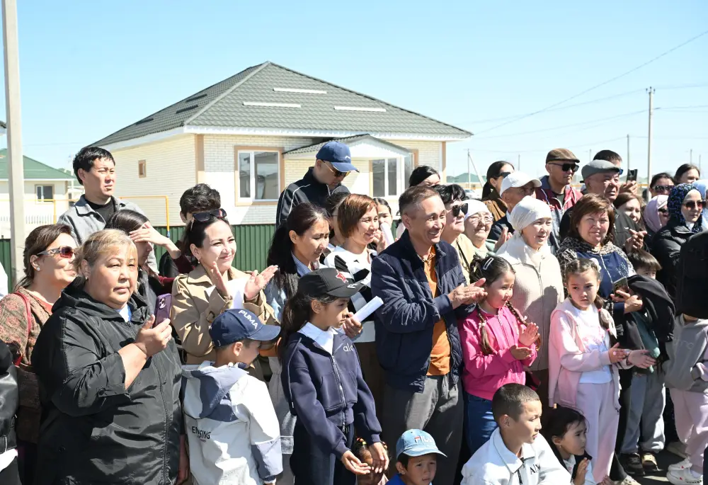 Бейбит Исабаев вручил ключи очередникам от новых домов (5)