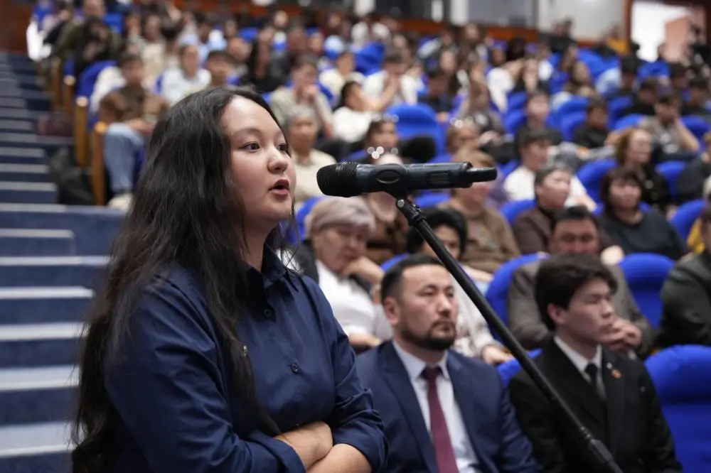 Студенты вузов со всего Казахстана приняли участие в экологическом часе «Экономь воду – сохраняй будущее!» (7)