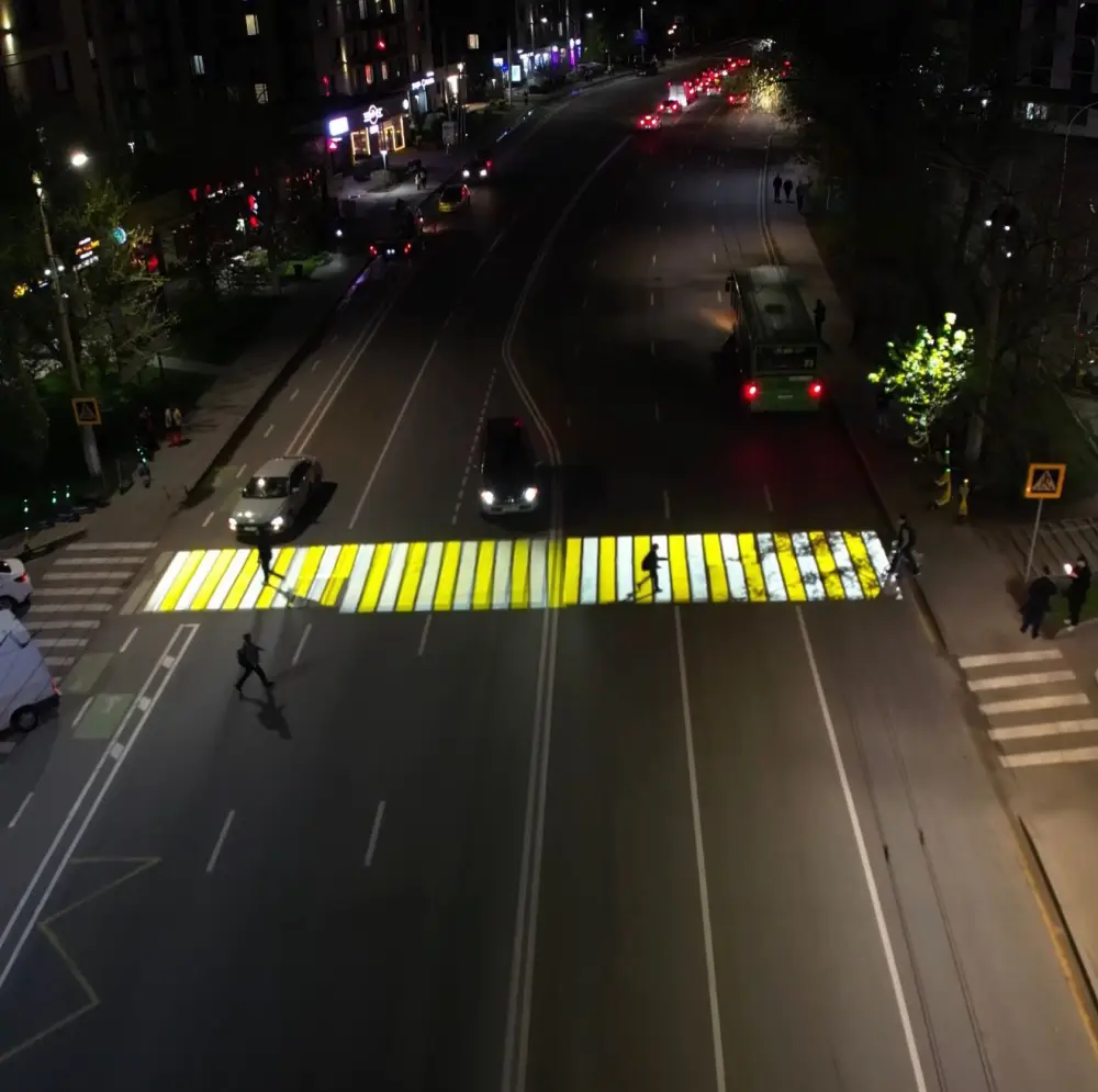 В Алматы на ул. Сатпаева установили проекционное освещение для пешеходов (3)