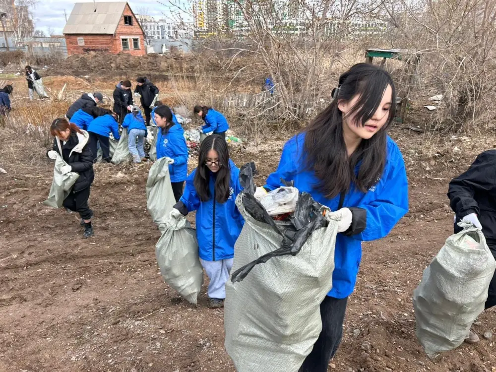 «Таза Қазақстан»: тонны мусора убрала столичная молодежь на набережной Есиля (7)