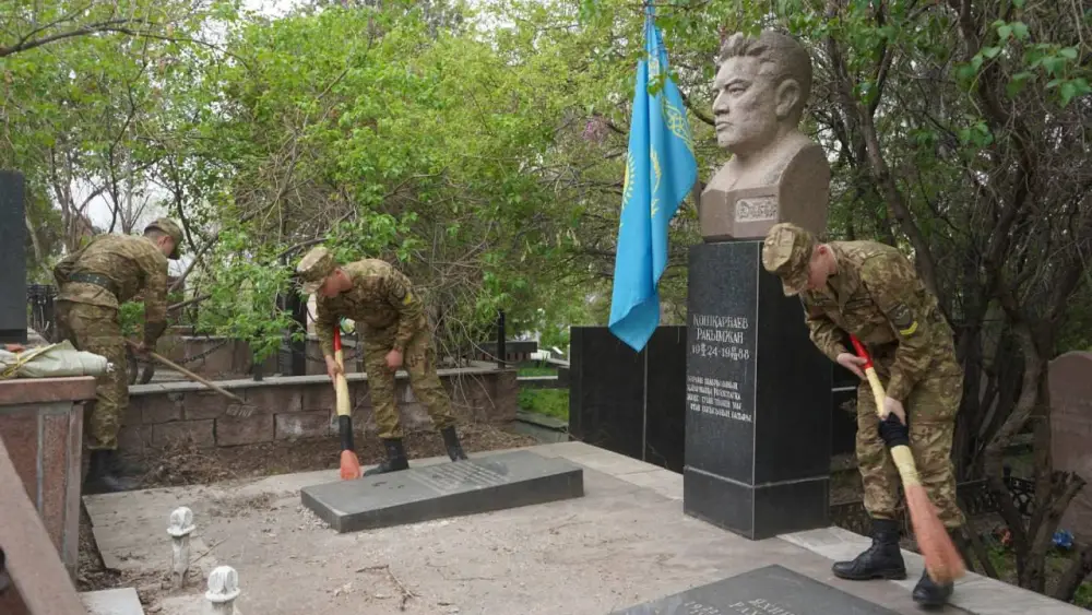 Курсанты на страже памяти: благоустройство с уважением Астане