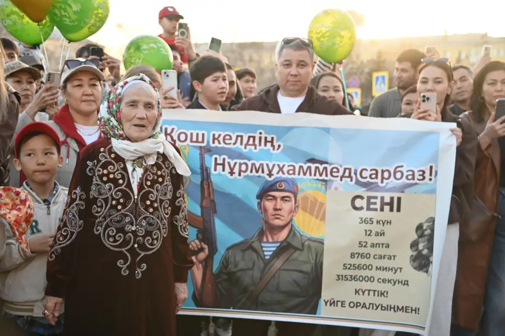 Исполнили долг перед Родиной: в Астане близкие торжественно встретили солдат (8)